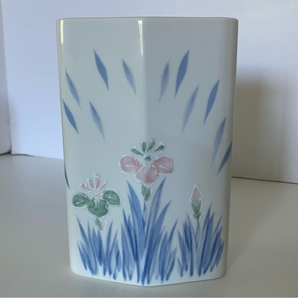 Vintage  Vase Made  in JAPAN Iris Brand ceramic White Blue Pink EUC 7” Tall